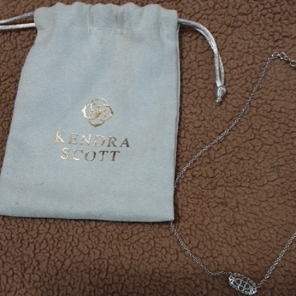 Elegant Silver Necklace with Intricate Pendant - Picture 3 of 8